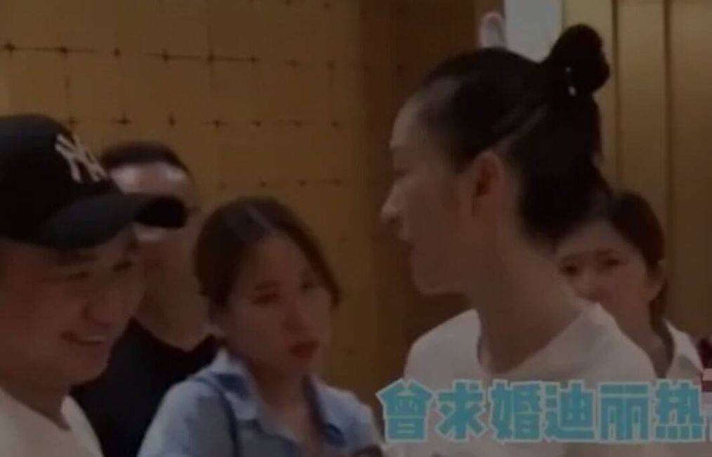 安保人员肢体接触女艺人 已经被停职处置惩罚!‘bsport必一运动’(图3)
安保人员肢体接触女艺人 已经被停职处置惩罚!‘bsport必一运动’(图3)