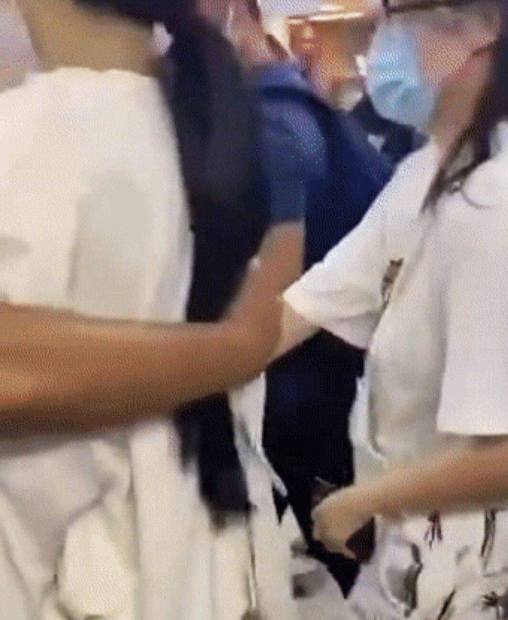 安保人员肢体接触女艺人 已经被停职处置惩罚!‘bsport必一运动’(图7)
安保人员肢体接触女艺人 已经被停职处置惩罚!‘bsport必一运动’(图7)