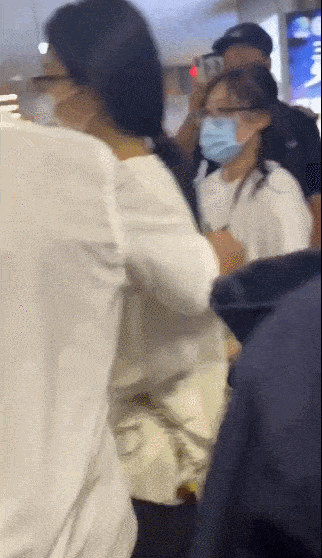 安保人员肢体接触女艺人 已经被停职处置惩罚!‘bsport必一运动’(图8)
安保人员肢体接触女艺人 已经被停职处置惩罚!‘bsport必一运动’(图8)