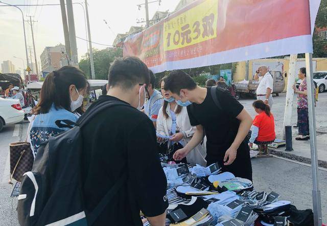 bsports必一：
摆地摊卖什么最赚钱而且最受接待？(图2)